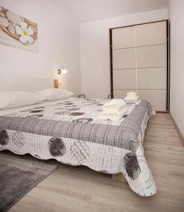 Łóżko lub łóżka w pokoju w obiekcie Apartmani Dragica