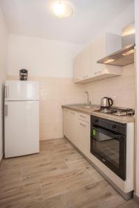 Kuchnia lub aneks kuchenny w obiekcie Apartmani Dragica