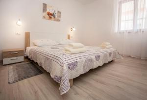 Łóżko lub łóżka w pokoju w obiekcie Apartmani Dragica