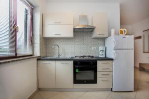 Kuchnia lub aneks kuchenny w obiekcie Apartmani Dragica