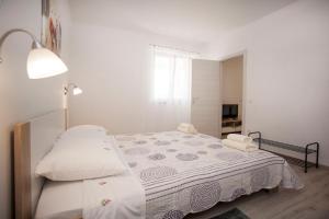 Łóżko lub łóżka w pokoju w obiekcie Apartmani Dragica