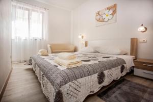 sypialnia z łóżkiem i ręcznikami w obiekcie Apartmani Dragica w Rovinj