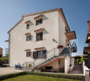 budynek ze schodami na boku w obiekcie Apartmani Dragica w Rovinj