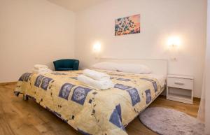 sypialnia z łóżkiem i ręcznikami w obiekcie Apartmani Dragica w Rovinj