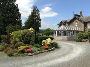 una casa con un jardín delante de ella en Arden House Hotel, en Kirkcudbright