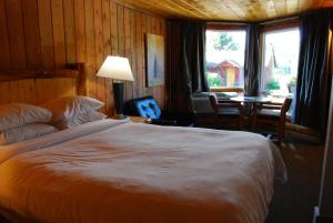 
a bedroom with a bed and a lamp at Discovery Lodge in Estes Park
