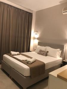 Una cama o camas en una habitación de Galini Apartment's-Suites