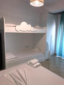 biały pokój z chmurą na półce w obiekcie Seaward Holiday Home w mieście Dhërmi