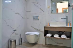 Koupelna v ubytování Pagiatakis Suites