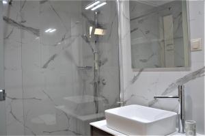 Koupelna v ubytování Pagiatakis Suites