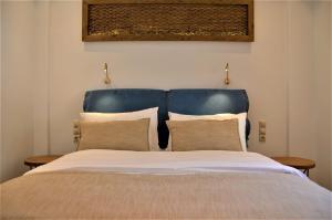 Postel nebo postele na pokoji v ubytování Pagiatakis Suites