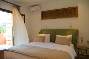 Postel nebo postele na pokoji v ubytování Pagiatakis Suites