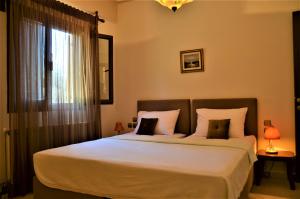 Postel nebo postele na pokoji v ubytování Pagiatakis Suites