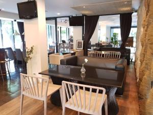a salon with a black table and chairs at Manita Boutique Hotel in Pattaya South