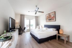 una habitación de hotel con una cama y un escritorio en Keller Beach, en Zandvoort 17 fotos más