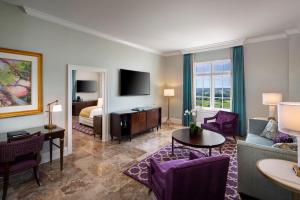Habitación de hotel con sala de estar con cama y habitación en Biltmore Hotel Miami Coral Gables, en Miami