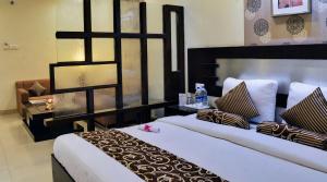 En eller flere senge i et værelse på Hotel Shanti Palace