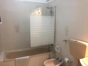 a bathroom with a tub and a toilet and a sink at APARTAMENTO LISBOA - REBOLEIRA in Amadora +26 photos