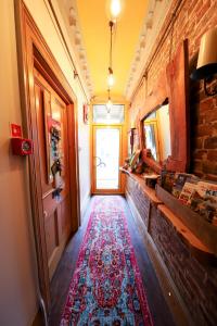 un corridoio con porta e tappeto sul pavimento di Cavalaire Guest House a Brighton & Hove