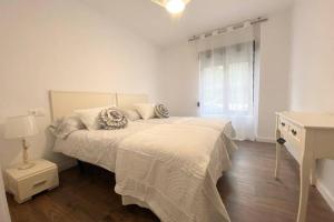 een witte slaapkamer met een bed en een bureau bij Mas del Cel - Casa Rural in Confrides +64 foto's