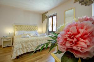 Tempat tidur dalam kamar di Hotel Volterra In