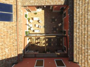 een uitzicht op een gebouw met een tafel in het midden bij Taverna Ferrigno in Padula