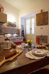 een keuken met een houten tafel met eten erop bij Casa Particular Luxury in Palermo