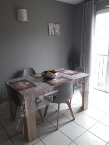 une table de salle à manger avec un bol de fruits dessus dans l'établissement Appartement village Le Liberty 3 Argelès Sur Mer 2km plage, à Argelès-sur-Mer