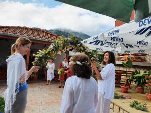 Yagodina Family Hotel في ياغودينا: مجموعة نساء واقفات خارج حفل الزواج