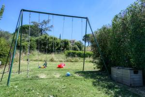 - une balançoire dans un champ avec un ballon dans l'établissement Les Résidences de Métifiot, à Saint-Rémy-de-Provence