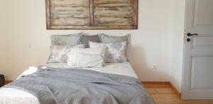 a bedroom with a bed with pillows on it at Villa Εν Πλω (Enplo) in Grikos