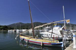 un voilier amarré dans une marina avec d'autres bateaux dans l'établissement Appartement village Le Liberty 3 Argelès Sur Mer 2km plage, à Argelès-sur-Mer