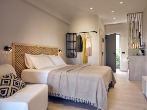 - une chambre avec 2 lits et un canapé dans l'établissement Nomas Living, à Kalamaki