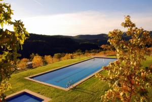 uma vista superior de uma piscina num campo relvado em CAMPALANS Hotel Rural Bungalows Mobilhomes em Borredá