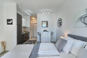 Posteľ alebo postele v izbe v ubytovaní Modern apartments with sea view 150 meters to beach