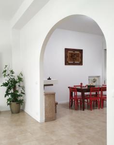une salle à manger avec une table et des chaises rouges dans l'établissement ESSENZA, à Pescara