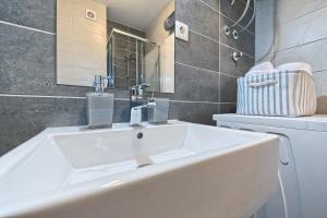 Kúpeľňa v ubytovaní Modern apartments with sea view 150 meters to beach