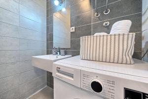 Kúpeľňa v ubytovaní Modern apartments with sea view 150 meters to beach