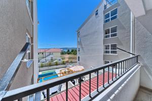 Photo de la galerie de l'établissement Modern apartments with sea view 150 meters to beach, à Kaštela