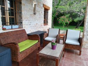 a patio with wicker chairs and a table at La Casa de Concha (Alojamiento entero) in Alcañiz