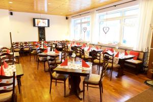Reštaurácia alebo iné gastronomické zariadenie v ubytovaní Haus Niemann