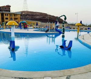 The swimming pool at or close to بورتو السخنه الكاربيان العاب مائيه - عائلات فقط