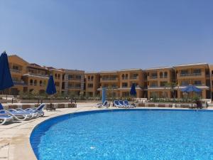 The swimming pool at or close to بورتو السخنه الكاربيان العاب مائيه - عائلات فقط