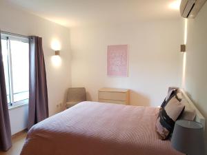 Postel nebo postele na pokoji v ubytování Lagos Marina Side Apartment + 19 fotografií