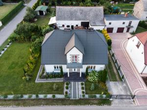 una vista aerea di una casa con tetto blu di Dom "Przy Kuźni" a Krotoszyny