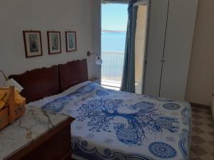 מיטה או מיטות בחדר ב-Casa Con Terrazzo Sul Mare