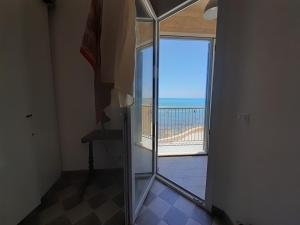 נוף כללי של ים או נוף לים שצולם מהדירה