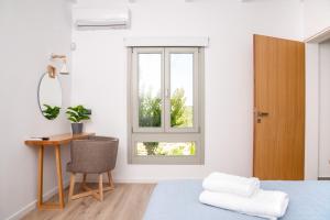 A bed or beds in a room at Villa Evrithea