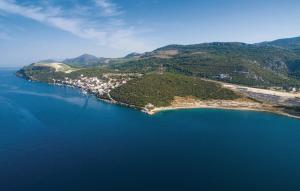 an island in the middle of a body of water at Apartmani More Komarna in Komarna