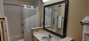 ダルースにあるMotel 6 Duluth, Ga - Atlanta - Gwinnett Placeの洗面台と鏡のあるバスルーム